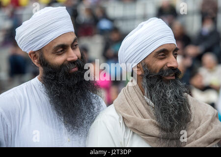 Menschen besuchen die Vaisakhi Festival 2017 am Trafalgar Square in central London, anlässlich der Sikh-Neujahr, der heiligste Tag des Kalenders für weltweit über 20 Millionen Sikhs. Stockfoto