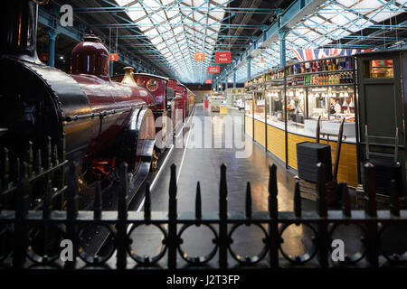 Cafe Essen Halle auf der Plattform des National Railway Museum York North Yorkshire England UK Stockfoto