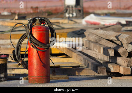 roten Feuerlöscher in einem Constraction Hintergrund Stockfoto