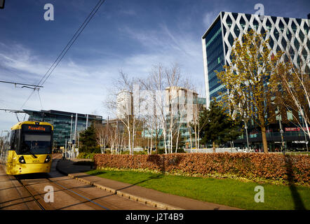 Metrolink Straßenbahn MediacityUk in Salford Quays Heimat der BBC in den regenerierten docks Stockfoto