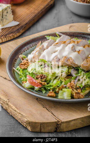 Waldorf-Salat mit gegrilltem Hähnchen, leckere und einfache Rezept mit Blauschimmelkäse Stockfoto