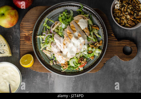 Waldorf-Salat mit gegrilltem Hähnchen, leckere und einfache Rezept mit Blauschimmelkäse Stockfoto