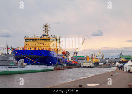 ST. PETERSBURG, RUSSISCHE FÖDERATION - 30. 04.2017. Festival der Eisbrecher auf der Newa. Stockfoto