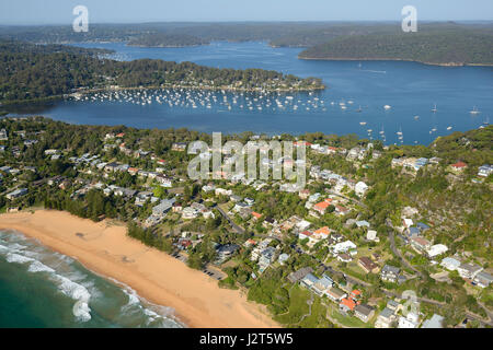 LUFTAUFNAHME. Strandstadt zwischen dem Pazifik und einem ria (einem ertrunkenen Flusstal). Whale Beach, Sydney, New South Wales, Australien. Stockfoto