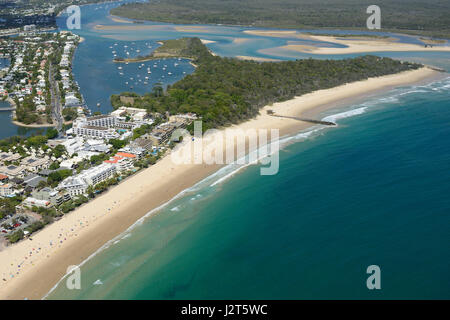 LUFTAUFNAHME. Badeort in der Nähe der Mündung einer bunten Mündung. Noosa Heads, Sunshine Coast, Queensland, Australien. Stockfoto