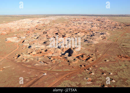 LUFTAUFNAHME. Bergematerial eines großen Opalbergbaus. Coober Pedy, South Australia, Australien. Stockfoto