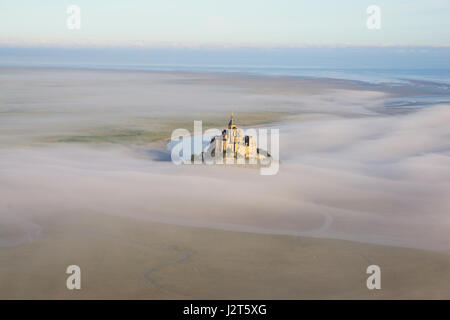 LUFTAUFNAHME. Abtei auf einer hohen felsigen Insel in einer Gezeitenzone. Mont Saint-Michel, Manche, Normandie, Frankreich. Stockfoto