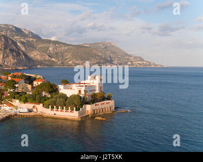 LUFTAUFNAHME. Kerylos Griechische Villa mit Blick auf den Golf von Saint-Hospice. Beaulieu-sur-Mer, Französische Riviera, Frankreich. Stockfoto