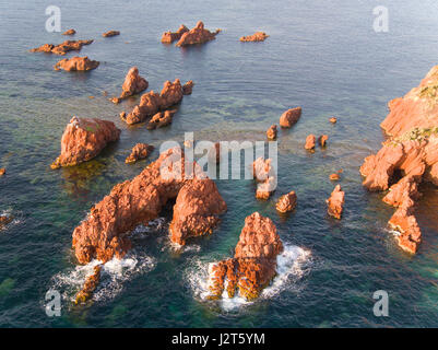 LUFTAUFNAHME. Zahlreiche Seepocken vor der Küste des Esterel-Massivs. Saint-Raphaël, Var, Französische Riviera, Frankreich. Stockfoto