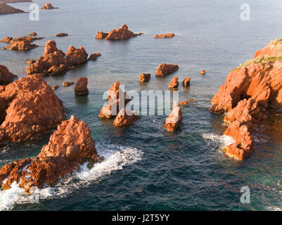 LUFTAUFNAHME. Zahlreiche Seepocken vor der Küste des Esterel-Massivs. Saint-Raphaël, Var, Französische Riviera, Frankreich. Stockfoto