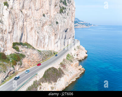 LUFTAUFNAHME. Corniche in einer topographisch unfreundlichen Region. Zwischen Beaulieu-sur-Mer und Eze Bord de Mer, Französische Riviera, Frankreich. Stockfoto