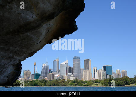 Skyline der Hochhäuser von Sydney, eingerahmt von einem felsigen Überhang. New South Wales, Australien. Stockfoto