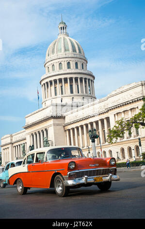 Havanna - Juni 2011: Bunte amerikanisches Auto geht vor dem Capitolio Wahrzeichen im Centro. Stockfoto