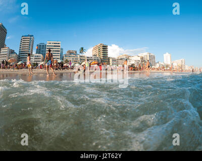 RIO DE JANEIRO - 2. Februar 2013: Besucher genießen den Blick auf den Sonnenuntergang vom Strand von Ipanema. Stockfoto