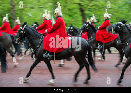 LONDON - 18. Mai 2016: Berittene Regiment der Königin Wachen Rotröcke Pass in Bewegungsunschärfe auf der Mall in einem königlichen Trooping die Farbe-Prozession. Stockfoto