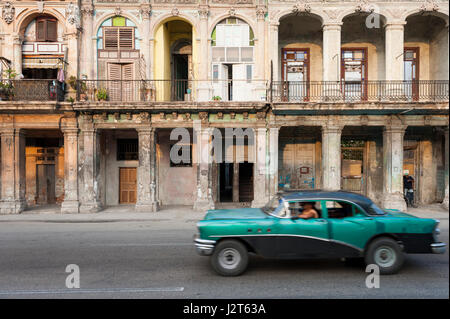 Havanna - Juni 2011: American Vintage Auto in Bewegung reist verschwimmen vor den bröckelnden Architektur der Malecon Strandpromenade Straße. Stockfoto