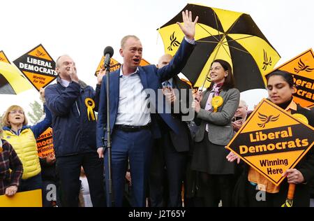 Liberal Democrats Führer Tim Farron Wellen als (links - rechts) ehemalige Minister des Kabinetts Sir Ed Davey, Sir Vince Cable und MP Sarah Olney, während eine allgemeine Wahlkampagne applaudieren besuchen Harts Boatyard an den Ufern des Flusses Themse in Surbiton, Südlondon. Stockfoto