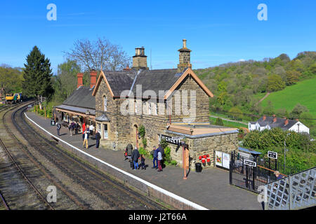 Touristen und Passagiere warten am Bahnhof Highley auf die Severn Valley Railway, Highley in der Nähe von Bridgnorth, Shropshire, England, UK. Stockfoto