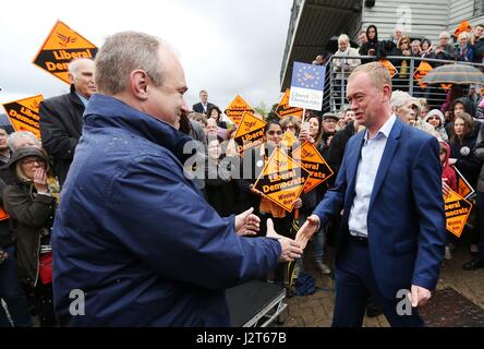 Sir Ed Davey (links) schüttelt Hände mit Liberal Democrats Tim Farron General Wahlkampf Besuch Harts Werft an den Ufern des Flusses Themse in Surbiton, Südlondon. Stockfoto