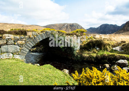 Die Steinerne Brücke Die Vergifteten Glen Dunlewey Gweedore Donegal Irland Europa Stockfoto