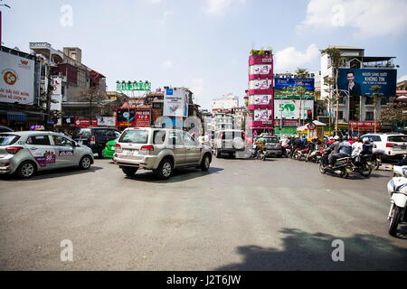 HANOI, VIETNAM - 17. Februar 2017: Unbekannte Leute auf der Straße von Hanoi, Vietnam. Hanoi ist die Hauptstadt von Vietnam und haben mehr als 7,5 Millionen ci Stockfoto