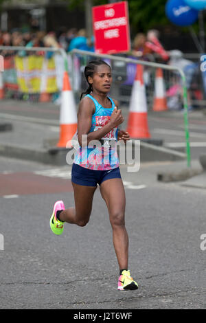 Tigist Kalktuff läuft in der Jungfrau Geld London Marathon 2017, The Highway, London, UK. Stockfoto