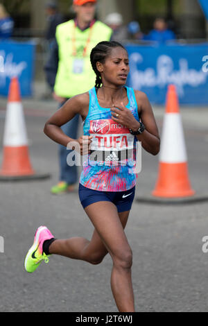 Tigist Kalktuff läuft in der Jungfrau Geld London Marathon 2017, The Highway, London, UK. Stockfoto