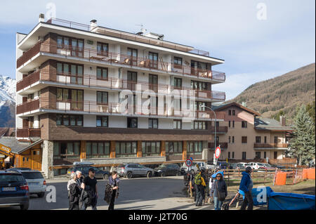Touristen vor einem Hotel in Sauze d ski Resort, Turin, Piemont, Italien Stockfoto