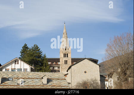 St. John The Baptist Parish Church in und zwischen benachbarten Gebäuden, Sauze d Skigebiet, Turin, Italien Stockfoto