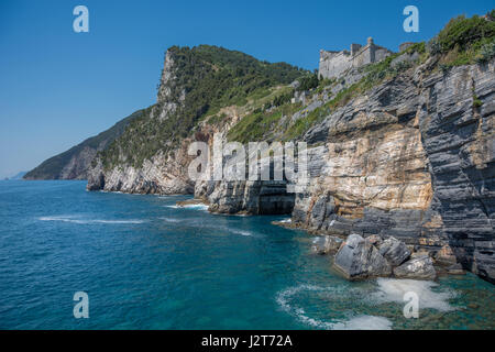 Die Ruinen des Castello doria Übersehen von Byron Grotte, wo Dichter Lord Byron verwendet, um zu schwimmen, in Portovenere, Ligurien, Italien Stockfoto