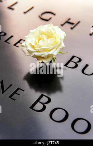 NEW YORK CITY - SEPTEMBER 12: New York 9/11 Memorial am World Trade Center Ground Zero gesehen am 12. September 2013. Das Denkmal wurde am 10. eingeweiht. Stockfoto