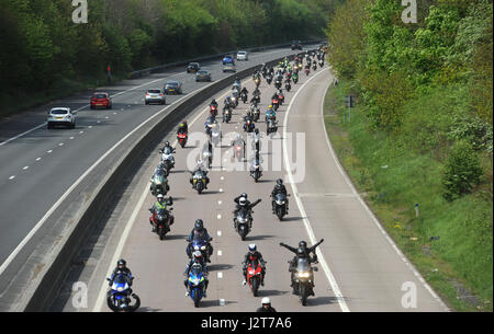 MOTORRADFAHRER IN DER LIEBE REITEN AUSREITEN EREIGNIS AUF DEN M54 AUTOBAHN IN SHROPSHIRE UK Stockfoto