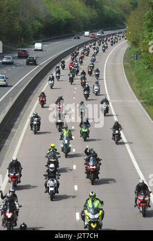 MOTORRADFAHRER IN DER LIEBE REITEN AUSREITEN EREIGNIS AUF DEN M54 AUTOBAHN IN SHROPSHIRE UK Stockfoto