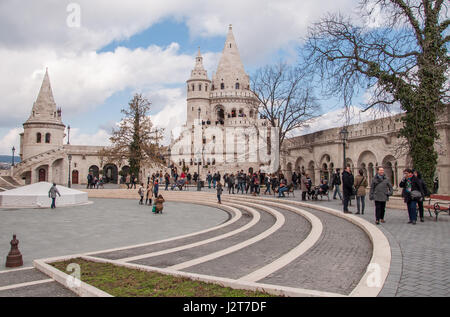 BUDAPEST, Ungarn - 20. Februar 2016: Türme des Fischers Burg in Budapest, Ungarn Stockfoto