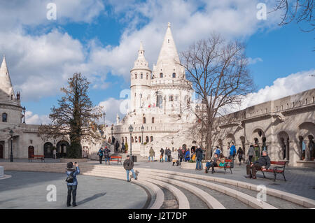 BUDAPEST, Ungarn - 20. Februar 2016: Türme des Fischers Burg in Budapest, Ungarn Stockfoto