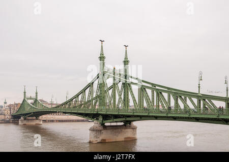 BUDAPEST, Ungarn - 21. FEBRUAR 2016: Liberty Bridge oder Brücke der Freiheit in Budapest, Ungarn, verbindet Buda und Pest über der Donau. Stockfoto