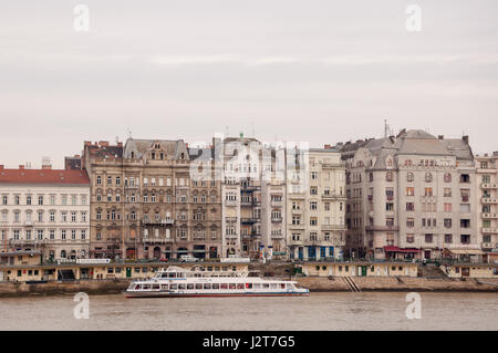 BUDAPEST, Ungarn - 21. Februar 2016: Die Ufer der Donau in Budapest, Ungarn Stockfoto