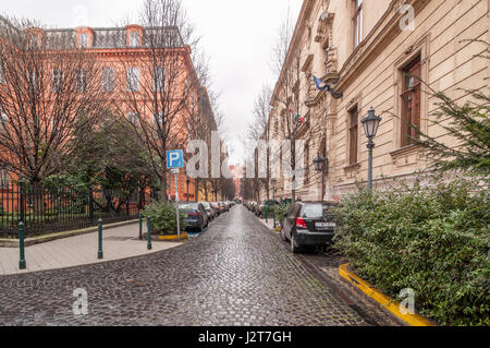 BUDAPEST, Ungarn - 21. Februar 2016: Blick auf die Reviczky Straße im Budapest Stockfoto