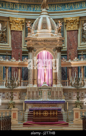 BUDAPEST, Ungarn - 22. Februar 2016: Innenraum der römisch-katholischen Kirche St. Stephans Basilika. Budapest Stockfoto