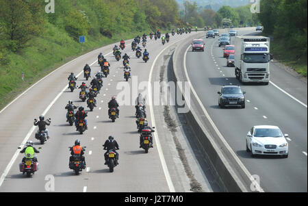 MOTORRADFAHRER IN DER LIEBE REITEN AUSREITEN EREIGNIS AUF DEN M54 AUTOBAHN IN SHROPSHIRE UK Stockfoto