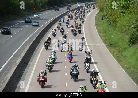 MOTORRADFAHRER IN DER LIEBE REITEN AUSREITEN EREIGNIS AUF DEN M54 AUTOBAHN IN SHROPSHIRE UK Stockfoto