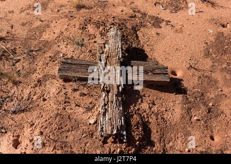 Alte hölzerne Kreuz Verlegung auf Boden, Gold Mining Stadtfriedhof Norseman Western Australia Stockfoto