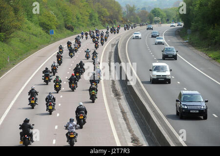 MOTORRADFAHRER IN DER LIEBE REITEN AUSREITEN EREIGNIS AUF DEN M54 AUTOBAHN IN SHROPSHIRE UK Stockfoto