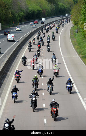 MOTORRADFAHRER IN DER LIEBE REITEN AUSREITEN EREIGNIS AUF DEN M54 AUTOBAHN IN SHROPSHIRE UK Stockfoto