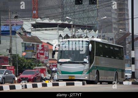 CHIANG MAI, THAILAND-25. April 2017: Golden Dragon Bus of Green Bus Company. Zwischen Chiang Mai und Chiang Saen in der Provinz Chiang Rai. Foto bei Road Stockfoto