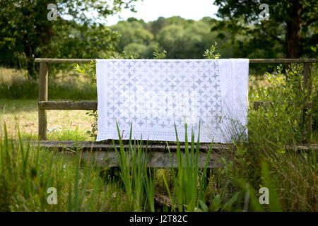 Weißen Tisch Tuch/Wurf draußen im wind Stockfoto