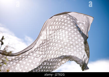 Weißen Tisch Tuch/Wurf draußen im wind Stockfoto