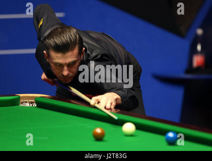 Mark Selby tagsüber siebzehn der Betfred Snooker-WM am Crucible Theatre in Sheffield. Stockfoto