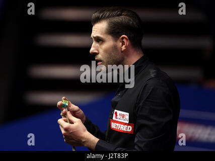 Mark Selby tagsüber siebzehn der Betfred Snooker-WM am Crucible Theatre in Sheffield. Stockfoto