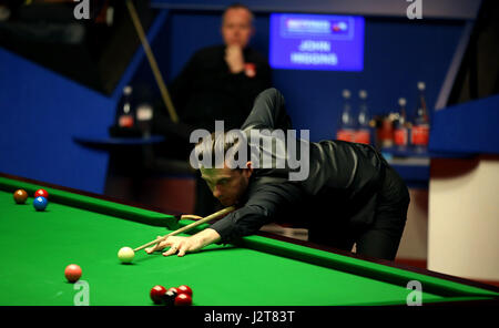 Mark Selby tagsüber siebzehn der Betfred Snooker-WM am Crucible Theatre in Sheffield. Stockfoto